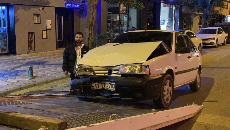Kaza yapan alkollü ve ehliyetsiz sürücü hasarlı aracıyla poz verdi