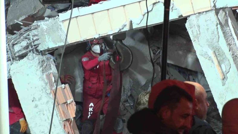 Kocaeli’nde arama kurtarma çalışmalarında 16 saat geride kaldı