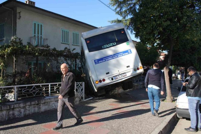 Minibüs evin bahçesine girdi