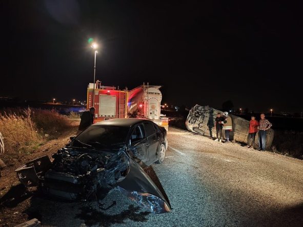 Otomobille, minibüs çarpıştı: 3 yaralı