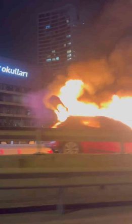 Pendik’te seyir halindeki otomobil alev alev yandı