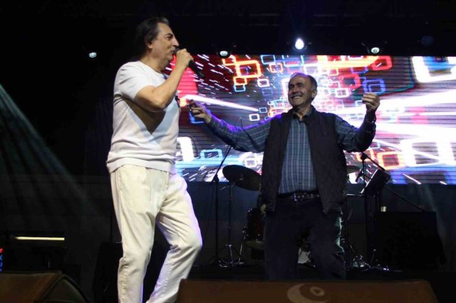 Ünlü şarkıcı Çelik, Amasya konserinde mahalle muhtarıyla sahnede oynadı