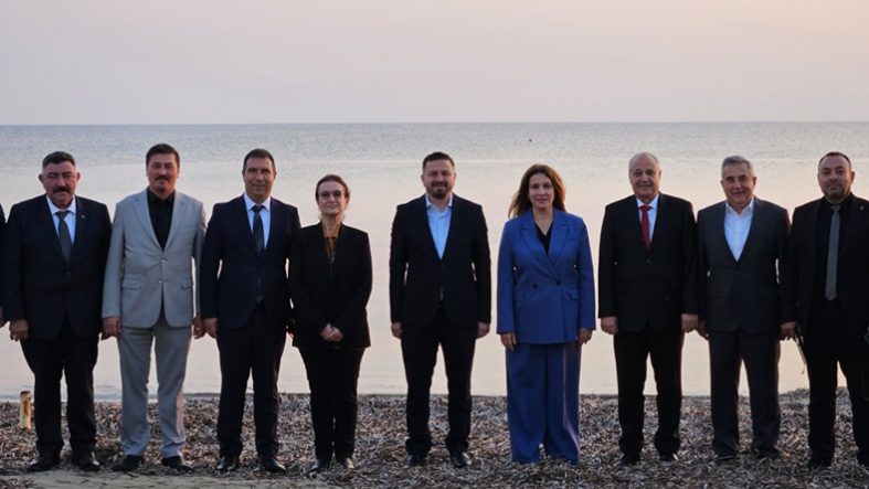 AK Parti Teşkilatı Ayvalık’ta Kenetlendi “Her İlçede Milletin Yanındayız”