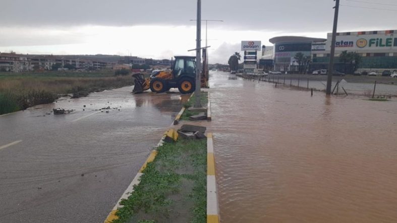 Ayvalık'ta metrekareye 105.3 kilogram düşen yağış hayatı felç etti