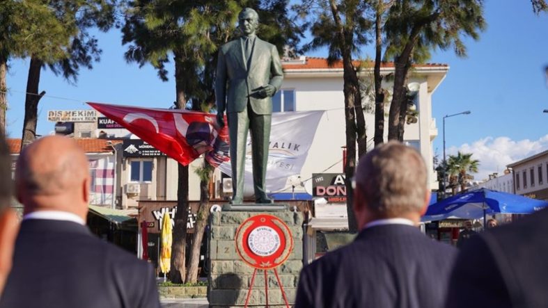 Ayvalık'ta öğretmenler günü coşkuyla kutlandı