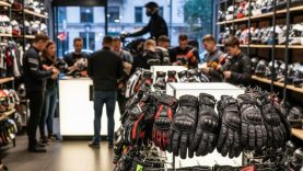 Balıkesir’de Eldiven Çılgınlığı! Yeni Kural Satışları Uçurdu