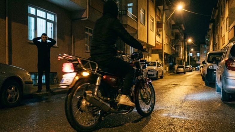 Balıkesir’de Küçük Motosiklet Gürültüsü Çileye Döndü Gece Yarısı Sokakları İnleten Seslere Tepki Artıyor