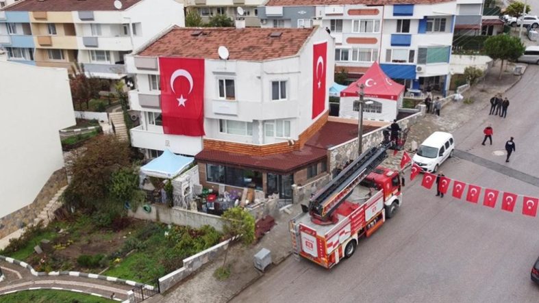 Balıkesir'de Şehidin evine Türk bayrağı asıldı