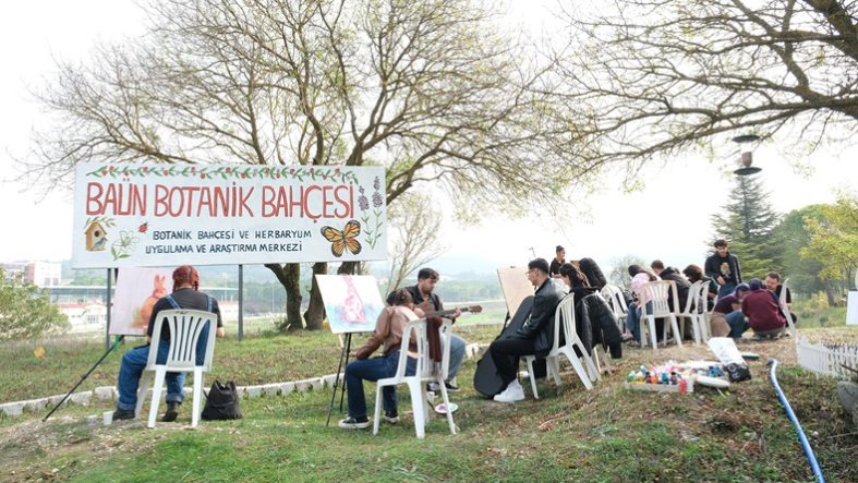 Balıkesir'de Üniversiteli Gençlerden Örnek Davranış Atıkları Sanata Dönüştürdüler