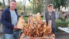 Balıkesir’de Zeytin Ağacından Kaşık ve Kepçe Yapıyor! Görenler Hayran Kalıyor