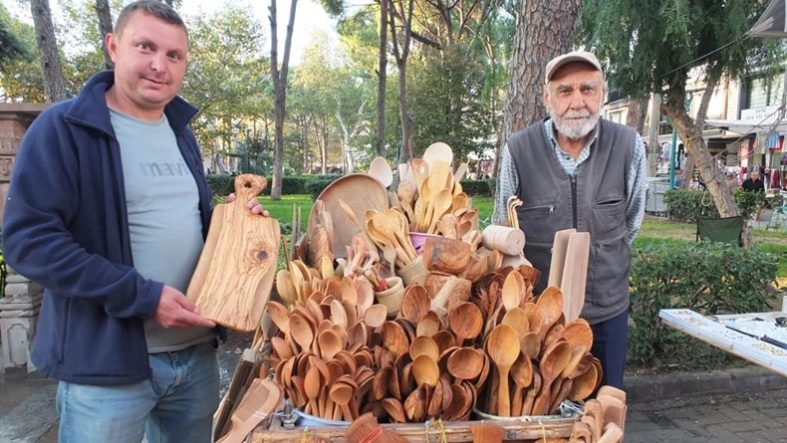Balıkesir’de Zeytin Ağacından Kaşık ve Kepçe Yapıyor! Görenler Hayran Kalıyor