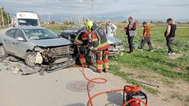 Balıkesir’de iki otomobil kafa kafaya çarpıştı: 3 yaralı