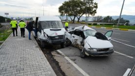 Balıkesir’de işçi servisi ile otomobil çarpıştı: 1 ölü, 4 yaralı