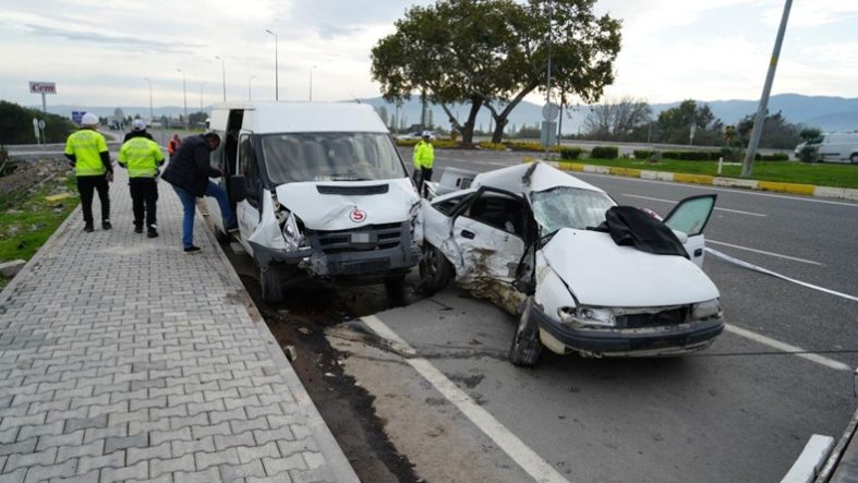 Balıkesir'de işçi servisi ile otomobil çarpıştı 1 ölü, 4 yaralı