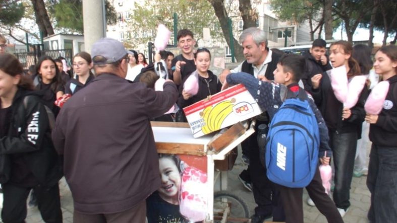 Balıkesir'de ölen kardeşi için pamuk şekeri hayrı yaptı