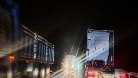 Balıkesir’de tırın direksiyonunun kilitlenmesi sonucu trafik felç oldu