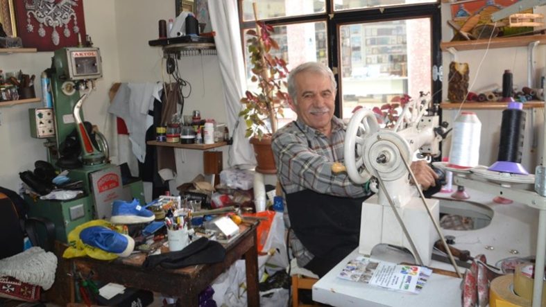 Balıkesir’in Renkli Yüzü Ramazan Usta Gündüz Ayakkabı Tamircisi, Akşam Koro Solisti!