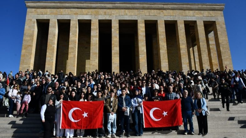 Balıkesirli gençler Ata’nın huzurunda