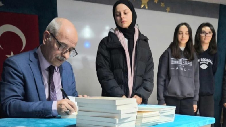 Balıkesirli öğretmen yazar Dilaver Ayyıldız'dan çocuklara şiir kitabı