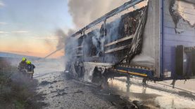 Bandırma karayolunda tır dorsesi alev aldı