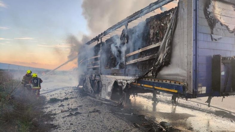 Bandırma karayolunda tır dorsesi alev aldı