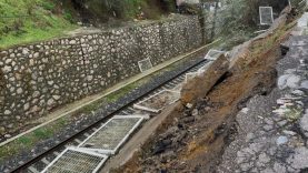 Bandırma’da tren yolu istinat duvarı çöktü
