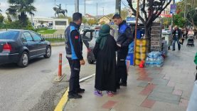 Bandırma’da zabıta ekipleri dilenciyi suçüstü yakaladı