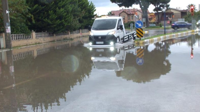 Burhaniye'de sağanak yağış sokakları göle çevirdi