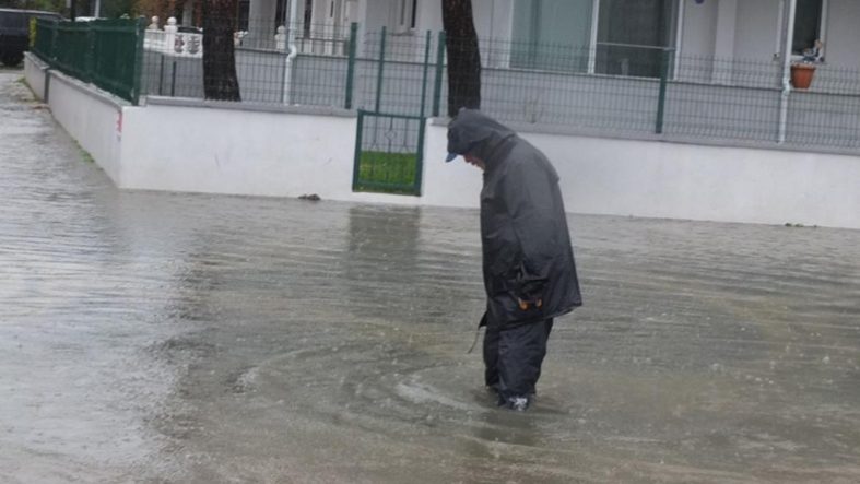 Burhaniye'de sağanak yağış yolları göle çevirdi, bazı evlerin bodrumlarını su bastı