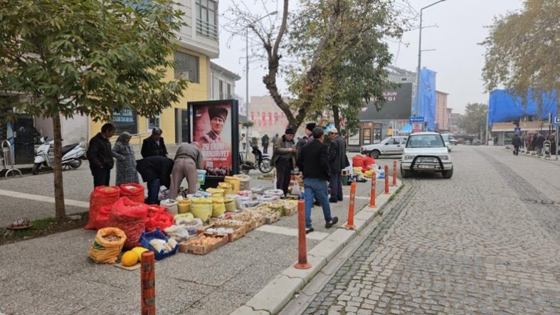 Deprem bölgesi Sındırgı'da hayat devam ediyor