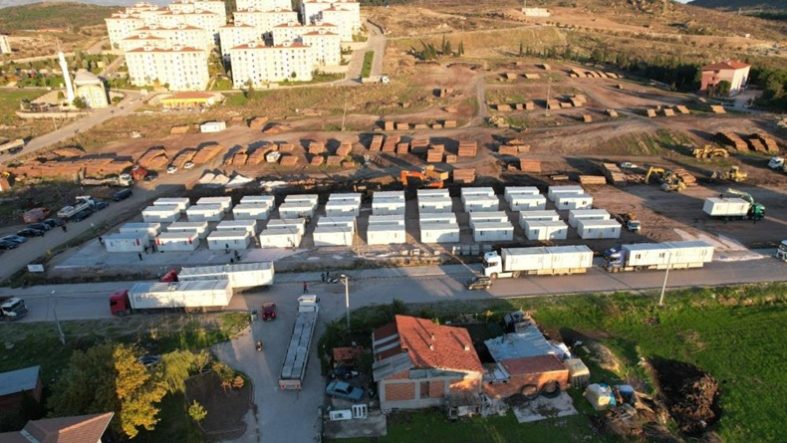 Depremin yaralarını sarmaya çalışan Sındırgı'ya konteyner kent
