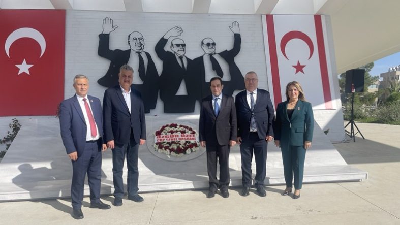 EDREMİT HEYETİ KKTC'NİN 42. KURULUŞ YILDÖNÜMÜ KUTLAMALARINA KATILDI (9)