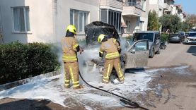 Gönen’de park halindeki araç alev aldı