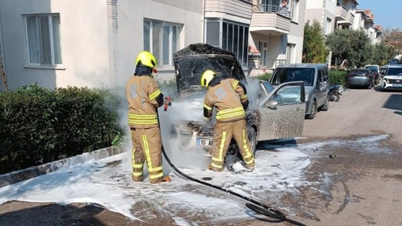 Gönen’de park halindeki araç alev aldı
