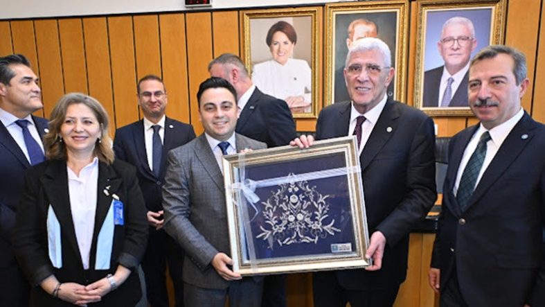 İYİ Parti Karesi Ankara’da Genel Başkan Dervişoğlu’na Balıkesir Pullusu Tablo Hediye