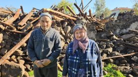 Sındırgı’da 52 yıllık evli çift depremde ağır hasar gören evlerinin yıkılışını gözyaşlarıyla izledi