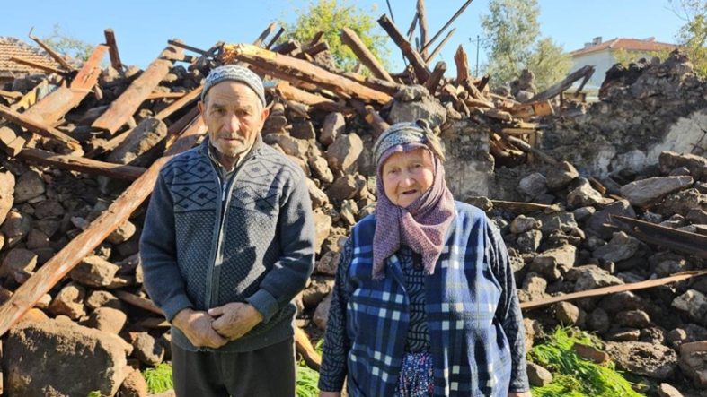 Sındırgı'da 52 yıllık evli çift depremde ağır hasar gören evlerinin yıkılışını gözyaşlarıyla izledi