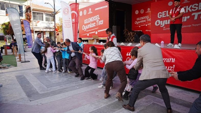 Sındırgı'da deprem sonrası çocuklara moral desteği