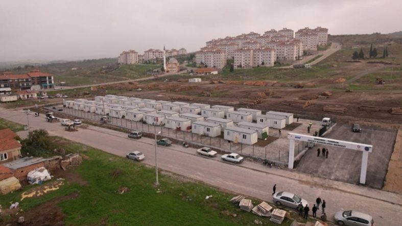 Sındırgı'da deprem sonrası yaralar sarılıyor