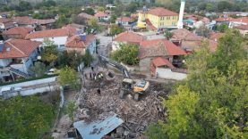 Sındırgı’da depremde hasar gören yapıların yıkımı kırsalda sürüyor