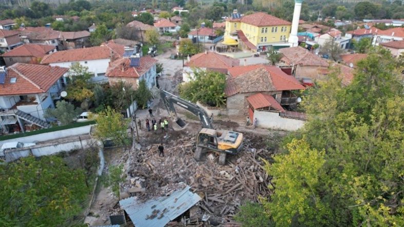 Sındırgı'da depremde hasar gören yapıların yıkımı kırsalda sürüyor