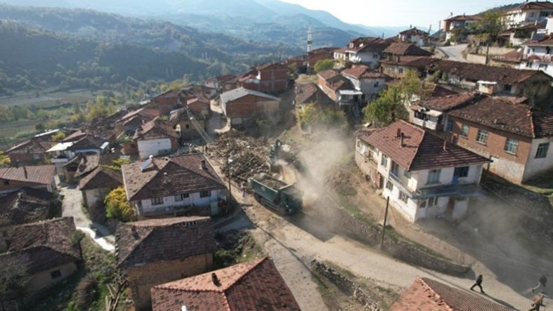 Sındırgı'da depremlerin ardından Büyükdağdere'deki yıkım çalışmaları havadan görüntülendi