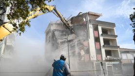 Sındırgı’da yıkım çalışmaları sürüyor