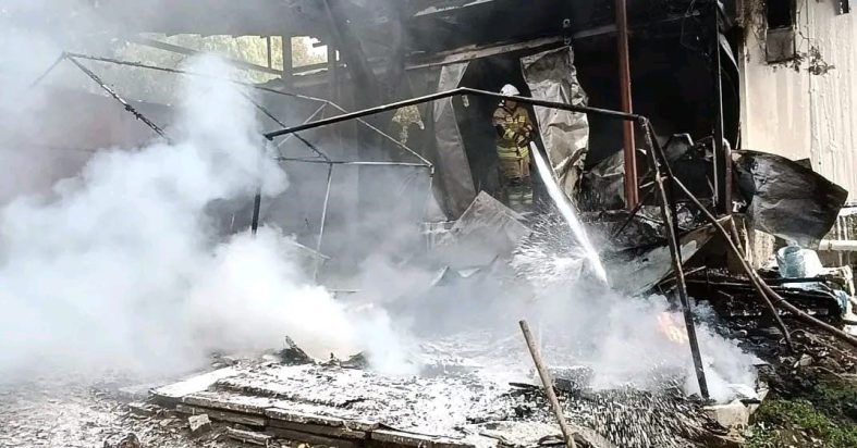 Alevlere teslim olan prefabrik yapı kullanılmaz hale geldi