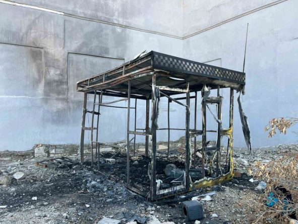 Alevlere teslim olan taksi kulübesinden geriye hurda yığını kaldı