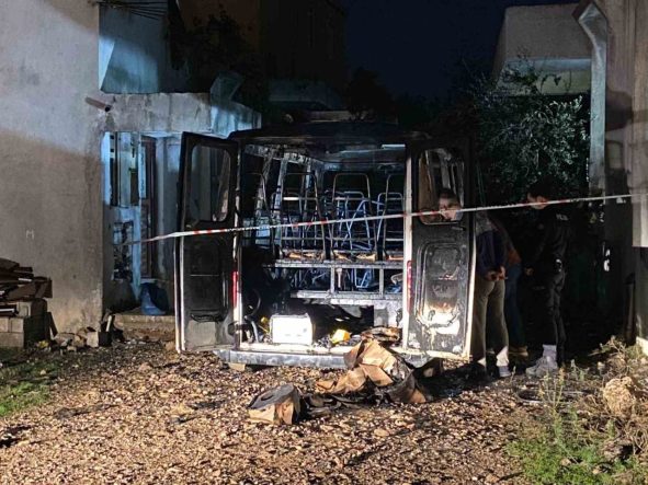 Antalya’da park halindeki minibüs alev alev yandı