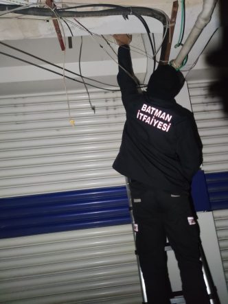 Batman’da kuaför dükkanında mahsur kalan 3 kişiyi itfaiye kurtardı