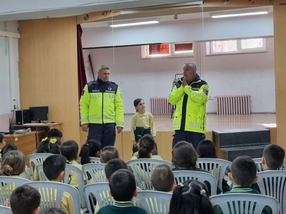 Bilecik’te öğrencilere trafik ve emniyet kemeri eğitimi verildi