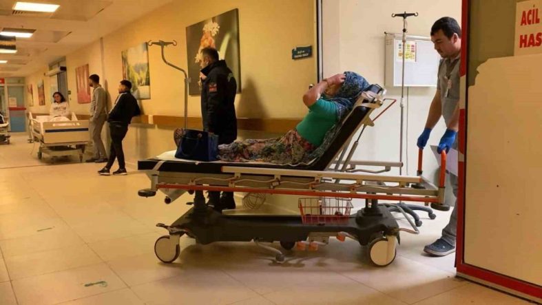 Bursa’da lastiği patlayan otomobil şarampole yuvarlandı