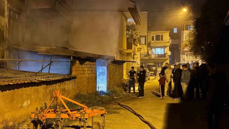 Bursa’da üç katlı binada çıkan yangın paniğe neden oldu